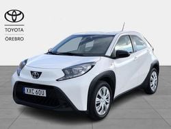 Vit Begagnad 2022 Toyota Aygo X Play SUV | 149 900 kr (Marknadspris)