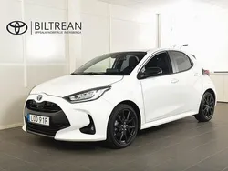 Vit Begagnad 2023 Toyota Yaris Hybrid Style Halvkombi | 248 900 kr (Marknadspris)