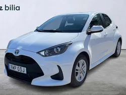 Vit Begagnad 2023 Toyota Yaris Hybrid Active Halvkombi | 218 900 kr (Marknadspris)
