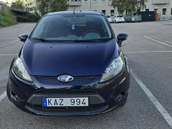 Blå Begagnad 2010 Ford Fiesta Halvkombi | 29 900 kr (Marknadspris)