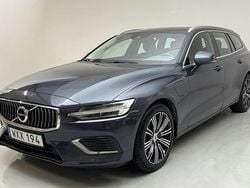 Mörkblå Begagnad 2022 Volvo V60 Inscription Kombi | 279 000 kr (Marknadspris)