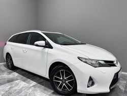 Vit Begagnad 2015 Toyota Auris Kombi | 139 900 kr (Marknadspris)