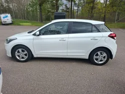 Vit Begagnad 2017 Hyundai i20 Comfort Halvkombi | 99 900 kr (Marknadspris)