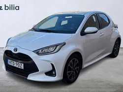 Vit Begagnad 2022 Toyota Yaris Hybrid Active Halvkombi | 219 900 kr (Marknadspris)