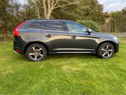 Grå Begagnad 2016 Volvo XC60 R-Design SUV | 228 000 kr (Marknadspris)