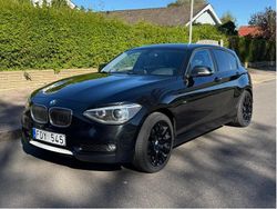 Svart Begagnad 2012 BMW 118 Urban Line Halvkombi | 79 999 kr (Marknadspris)