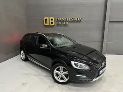 Svart Begagnad 2017 Volvo V60 CC Summum Kombi | 159 800 kr (Marknadspris)