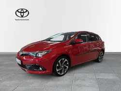 Mörkröd Begagnad 2016 Toyota Auris Halvkombi | 169 900 kr (Lite dyr)
