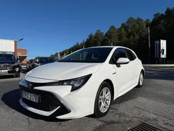 Vit Begagnad 2019 Toyota Corolla Hybrid Halvkombi | 149 900 kr (Marknadspris)