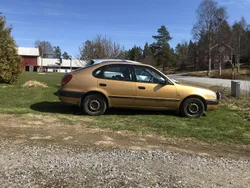 Gul Begagnad 2000 Toyota Corolla Halvkombi | 19 000 kr (Marknadspris)