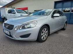 Ljusgrå (grå) Begagnad 2011 Volvo V60 Momentum Kombi | 99 900 kr (Marknadspris)