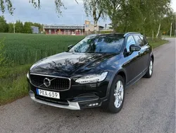 Svart Begagnad 2018 Volvo V90 CC Momentum Kombi | 229 000 kr (Marknadspris)
