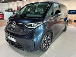 Mörkblå (starlight blue metallic) Begagnad 2024 VW ID. Buzz Pro Van | 539 000 kr (Lite dyr)