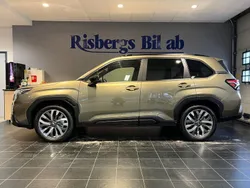 Grön Ny 2025 Subaru Forester SUV | 439 900 kr (Marknadspris)