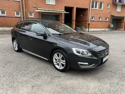 Grå Begagnad 2015 Volvo V60 Momentum Kombi | 128 900 kr (Marknadspris)