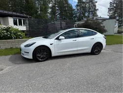 Vit Begagnad 2021 Tesla Model 3 Long Range Sedan | 284 000 kr (Bra pris)