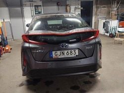 Grå Begagnad 2018 Toyota Prius Plug-in Hybrid Halvkombi | 169 999 kr (Marknadspris)