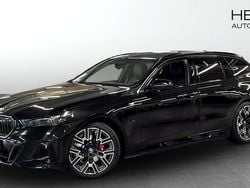 Svart (black) Begagnad 2025 BMW 530e M Sport Kombi | 684 700 kr (Marknadspris)