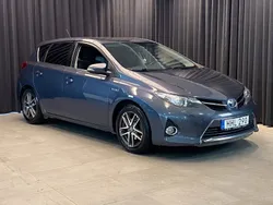Mörkblå (blå) Begagnad 2015 Toyota Auris Hybrid Edition Halvkombi | 149 000 kr (Lite dyr)