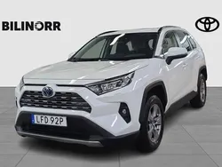 Vit Begagnad 2022 Toyota RAV4 Hybrid Active SUV | 319 900 kr (Lite dyr)