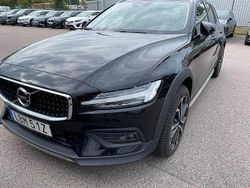 Svart Begagnad 2021 Volvo V60 CC Kombi | 299 000 kr (Marknadspris)