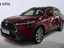 Röd Ny 2025 Toyota Corolla Cross Style SUV | 384 900 kr (Marknadspris)