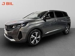 Grå platinum Begagnad 2023 Peugeot 5008 GT Minibuss | 314 900 kr (Marknadspris)