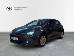 Mörkgrå Ny 2025 Toyota Corolla Hybrid Active Halvkombi | 334 900 kr (Marknadspris)