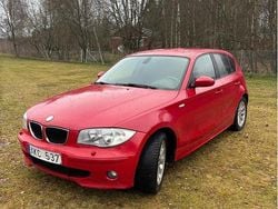 Röd Begagnad 2006 BMW 120 Advantage Halvkombi | 37 000 kr (Marknadspris)