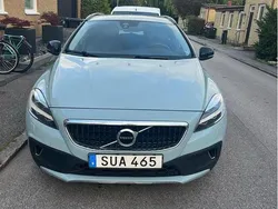 Blå Begagnad 2017 Volvo V40 CC Momentum Kombi | 116 000 kr (Marknadspris)