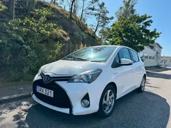 Vit Begagnad 2014 Toyota Yaris Hybrid Active Halvkombi | 94 900 kr (Marknadspris)