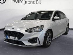 Grå Begagnad 2018 Ford Focus ST-Line Halvkombi | 144 900 kr (Marknadspris)