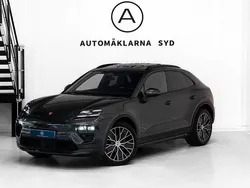Grå Begagnad 2024 Porsche Macan 4 Electric Chrono SUV | 969 900 kr