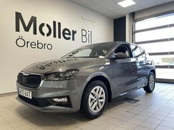 Grå (graphite grey metallic) Ny 2025 Skoda Fabia Selection Halvkombi | 269 300 kr (Marknadspris)