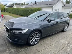 Grå Begagnad 2019 Volvo V90 Momentum Kombi | 229 000 kr (Marknadspris)