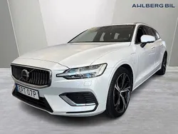 Vit Begagnad 2022 Volvo V60 Ultimate Kombi | 479 500 kr (Marknadspris)