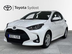 Vit Begagnad 2023 Toyota Yaris Hybrid Active Halvkombi | 218 000 kr (Marknadspris)