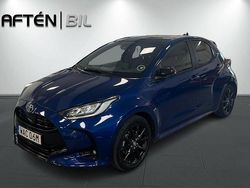 Mörkblå Begagnad 2022 Toyota Yaris Hybrid Skyview Edition Halvkombi | 239 900 kr (Marknadspris)