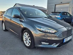 Grå Begagnad 2014 Ford Focus Titanium Halvkombi | 69 900 kr (Marknadspris)