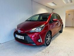 Röd Begagnad 2019 Toyota Yaris Hybrid Halvkombi | 164 900 kr (Marknadspris)