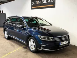 Mörkblå (blåmet) Begagnad 2017 VW Passat GTE Kombi | 122 900 kr (Lite dyr)