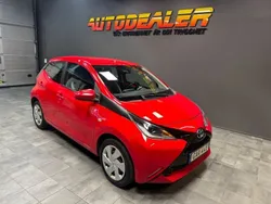 Röd Begagnad 2016 Toyota Aygo X-play Halvkombi | 79 900 kr (Dyr)