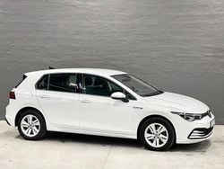 Vit (vit metallic) Begagnad 2020 VW Golf VII Halvkombi | 229 900 kr (Marknadspris)