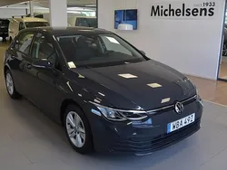 Grå Begagnad 2023 VW Golf VIII Life Halvkombi | 229 900 kr (Marknadspris)