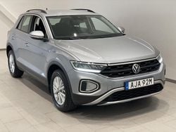 Silver (pyrit silver metallic) Begagnad 2024 VW T-Roc Life SUV | 309 900 kr (Marknadspris)