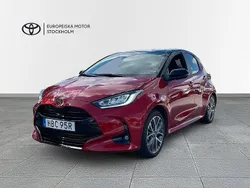 Röd Begagnad 2024 Toyota Yaris Hybrid Style Halvkombi | 284 900 kr (Marknadspris)