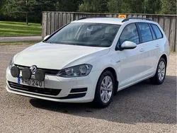 Vit Begagnad 2017 VW Golf VII Kombi | 121 900 kr (Marknadspris)