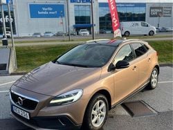 Brun Begagnad 2017 Volvo V40 CC Momentum Kombi | 128 000 kr (Marknadspris)