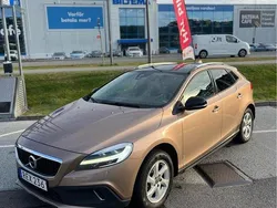 Brun Begagnad 2017 Volvo V40 CC Momentum Kombi | 136 000 kr (Marknadspris)