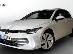 Vit Begagnad 2024 VW Golf VIII Life Halvkombi | 304 900 kr (Marknadspris)